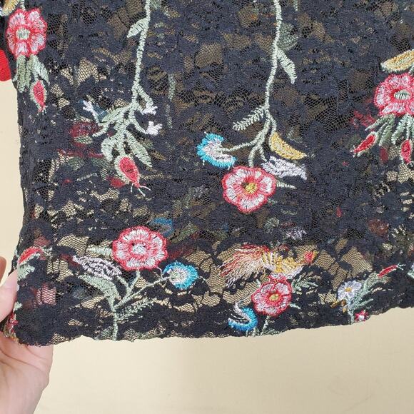 (LF) Elli White Lace and Embroidered Crop Top Size XS - Picture 3 of 12